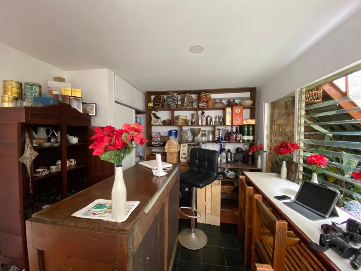 Hostal Casa Las Tias Medellín Exteriör bild